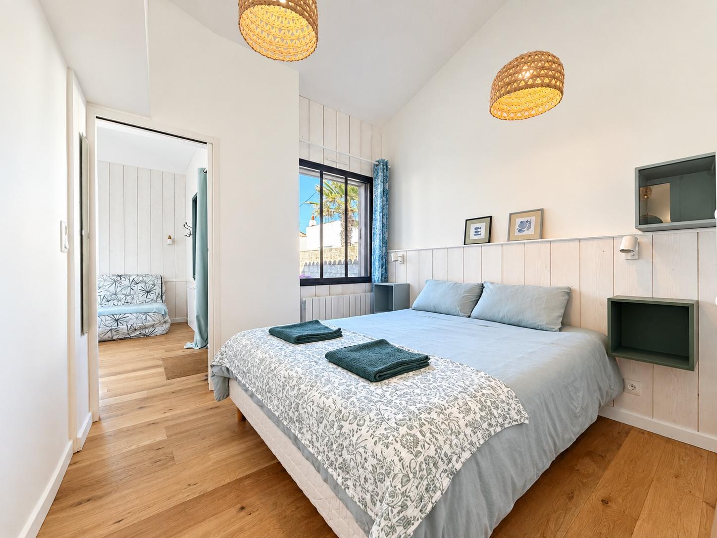 La chambre de la dépendance côté fenêtre, le canapé-lit dans la pièce voisine