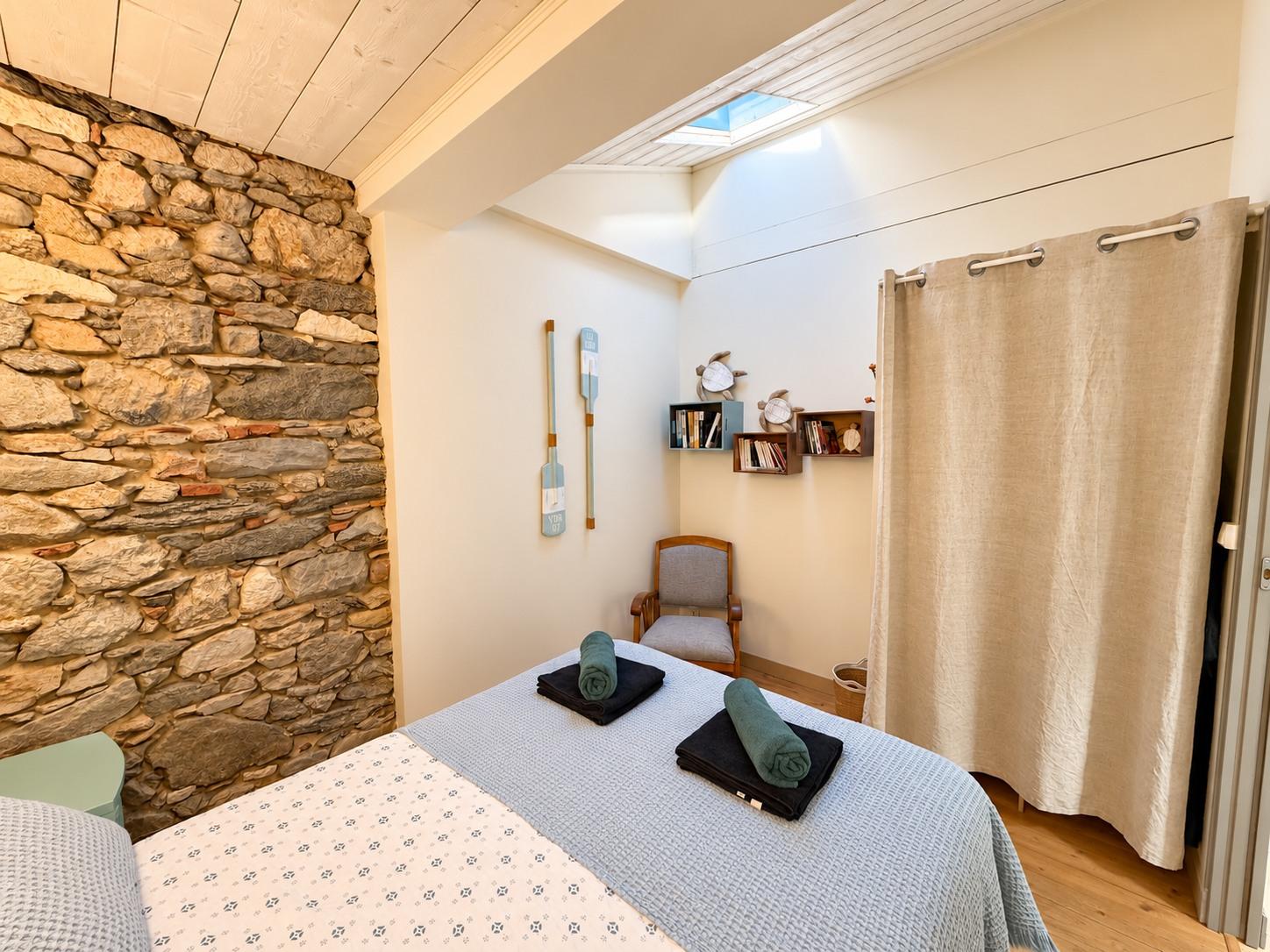 La même chambre, baignée de lumière par la fenêtre de toit