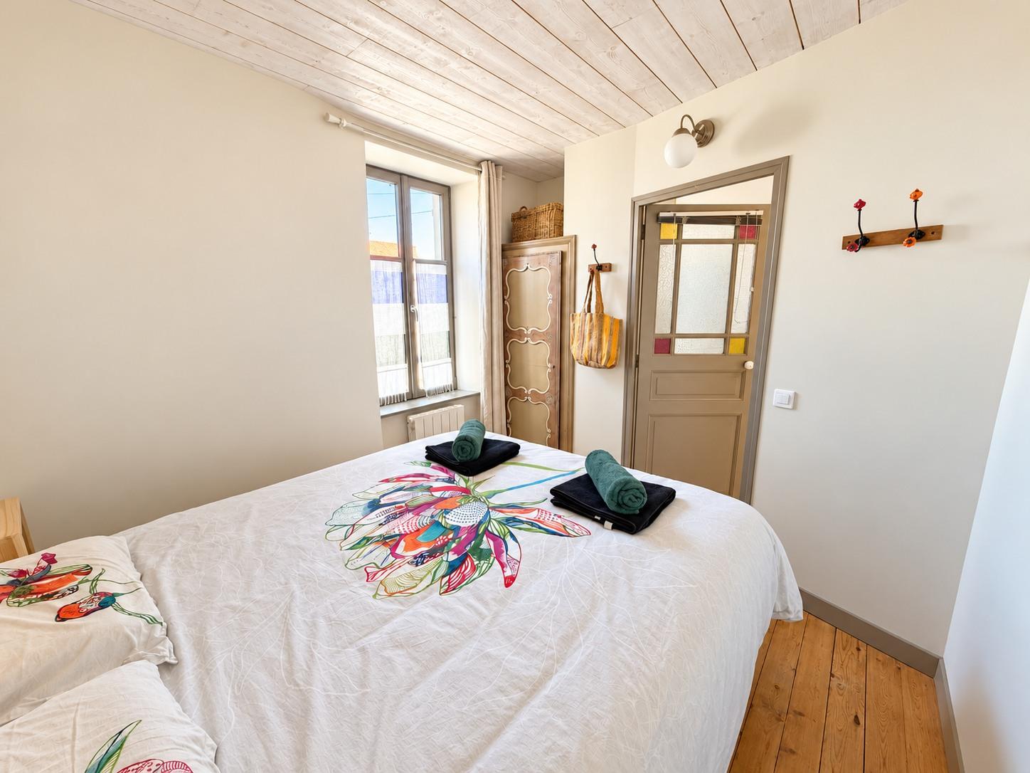 La chambre côté fenêtre, avec sa porte ancienne à petits carreaux