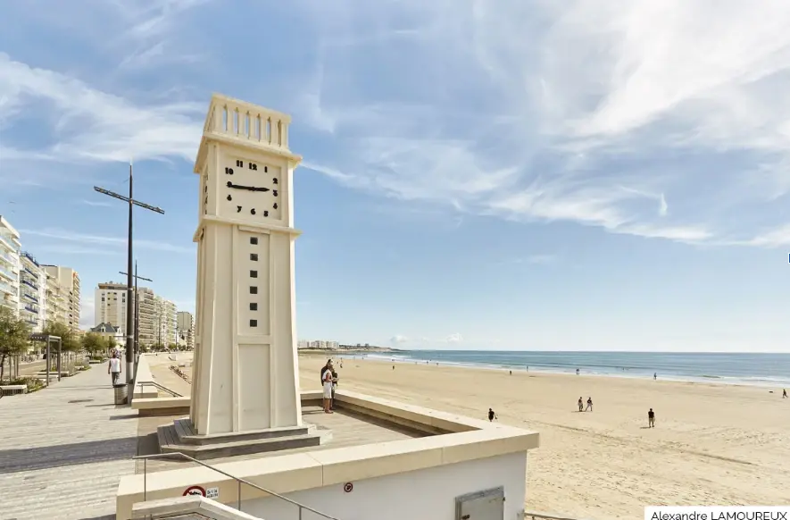 La Grande Plage et son horloge, le long du remblai