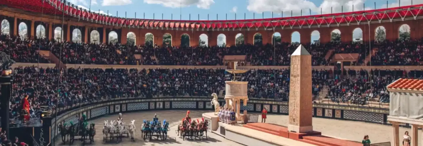 Une course de chars dans l'arène gallo-romaine du Puy du Fou, devant les gradins pleins